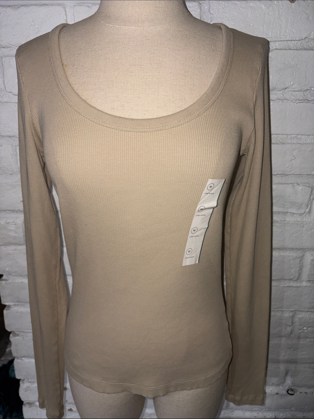 NWT Universal Threads Long-Sleeve Scoop Neck Top — Cream Size M